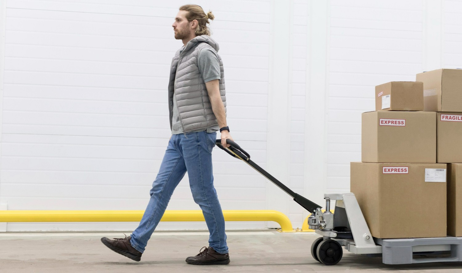 A Comprehensive Guide to Selecting the Right Electric Pallet Truck and Stacker for Your Business
